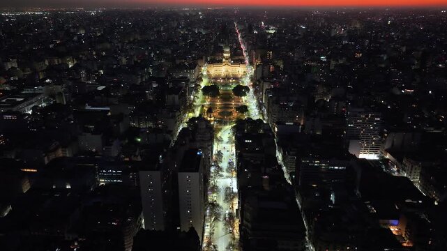 Congreso de la Naci&oacute;n Argentina, Barrio de Congreso, Buenos Aires. Vista a&eacute;rea nocturna de dron, turismo, poder legislativo y paisaje urbano.