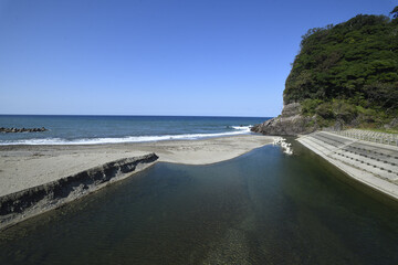 海流の影響でせき止められた河口