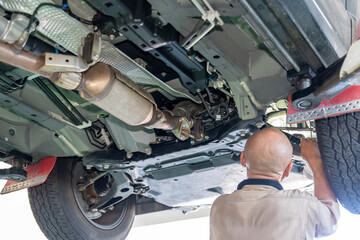 作業をしている自動車整備士