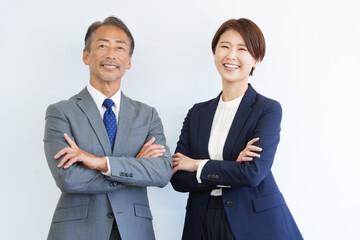 カメラ目線のビジネスマン男女