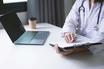A female health specialist explains the test results to the patient, giving a detailed and close-up explanation of the diagnosis, both medical and healthcare aspects