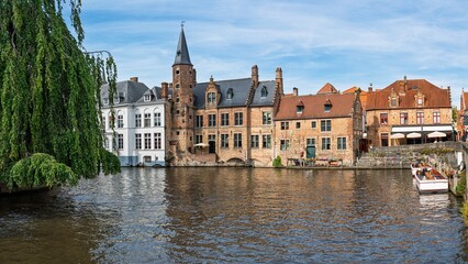 Obraz premium Discover the charming canals of Brugge, Belgium, showcasing the historic cityscape. This picturesque view highlights Brugge s timeless beauty, ideal for travel projects.