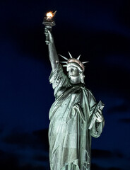 Fototapeta premium statue of liberty new york city at night