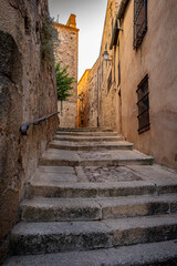 Vista panorámica del casco histórico de la ciudad española de Cáceres con vistas a los tejados de tejas marrones de edificios antiguos alrededor de la plaza principal en el soleado día de verano