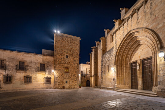 Vista panor&aacute;mica del casco hist&oacute;rico de la ciudad espa&ntilde;ola de C&aacute;ceres con vistas a los tejados de tejas marrones de edificios antiguos alrededor de la plaza principal en el soleado d&iacute;a de verano