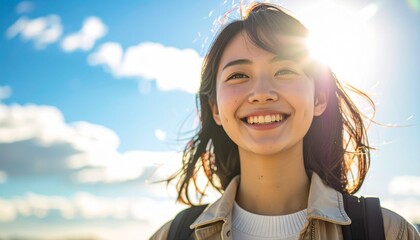 旅行にわくわくする大学生の女性