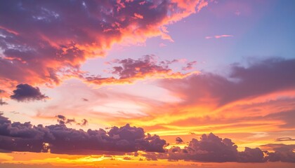 Naklejka premium Vibrant Sunset Sky: Fiery Orange and Pink Clouds at Twilight