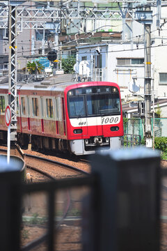 横浜神奈川県日本、2020年8月8日：プラットホーム等を高速で通過するお馴染みの京浜急行