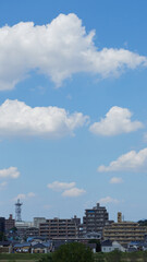 夏の綺麗な青空と住宅地のマンションの風景