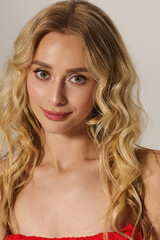 Naklejka premium Young beautiful woman with blonde hair showcases fashion elegance in stylish summer attire