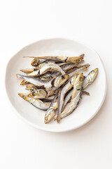 皿に乗った煮干し　白バック