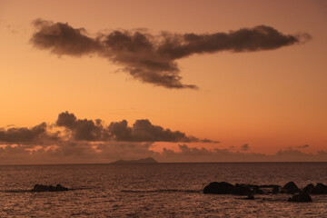 Abendhimmel im Nordwesten von Mahé (Seychellen); Blick auf North Island von Glacis