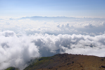 長野県の御嶽山、剣ヶ峰から望む雲海と中央アルプス
