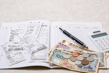 家計簿、豊かで楽しい家庭生活を送るために必要な支出と収入を管理する