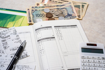 Obraz premium 家計簿、豊かで楽しい家庭生活を送るために必要な支出と収入を管理する