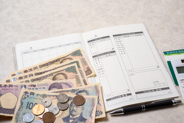 家計簿、豊かで楽しい家庭生活を送るために必要な支出と収入を管理する