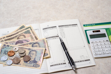 家計簿、豊かで楽しい家庭生活を送るために必要な支出と収入を管理する