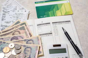 家計簿、豊かで楽しい家庭生活を送るために必要な支出と収入を管理する