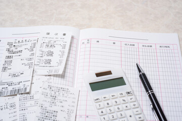 家計簿、豊かで楽しい家庭生活を送るために必要な支出と収入を管理する