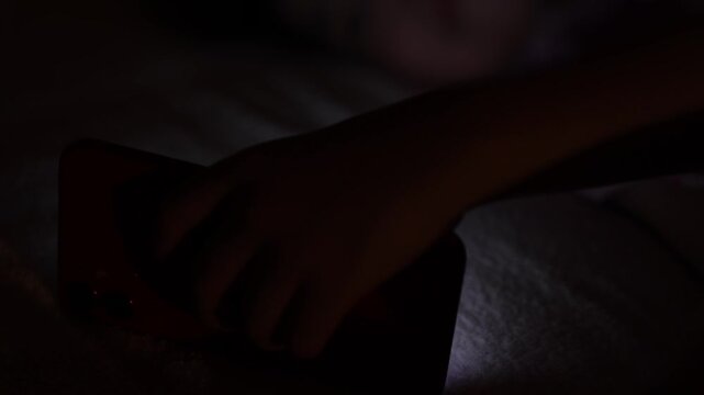 【スマホ依存】夜にスマートフォンを使う子供と睡眠不足の問題