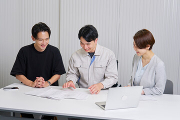 Fototapeta premium 工務店での打ち合わせ