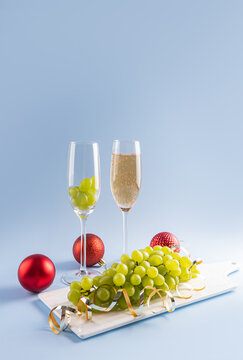 Spanish tradition of twelve grapes and champagne