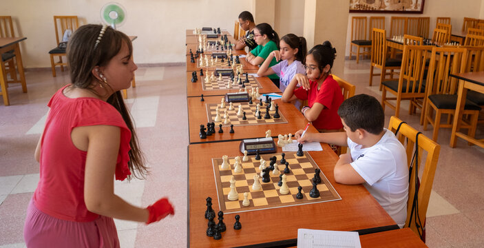 Simultaneous chess game with children focused and engaged