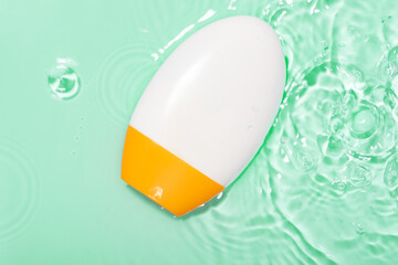 Cosmetic packaging with dynamic water splashes