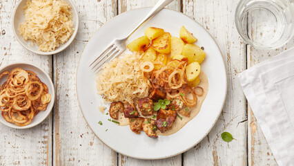 Potatoes with sauerkraut and apples