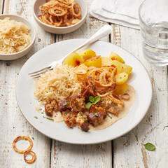 Potatoes with sauerkraut and apples