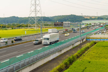 高速道路を走行する車