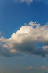 雲の多い春の青空