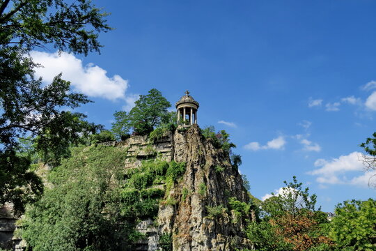 Le temple de la Sybille du parc des Buttes Chaumont. (Aussi appel&eacute; temple de Venus) Architecte Gabriel Davioud, 1867. Paris 75019.