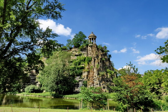 Le temple de la Sybille du parc des Buttes Chaumont. (Aussi appel&eacute; temple de Venus) Architecte Gabriel Davioud, 1867. Paris 75019.