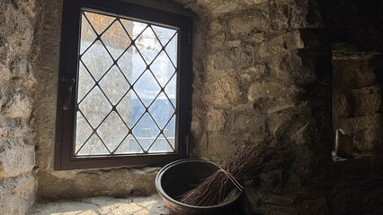 Finestra di un vecchio castello
