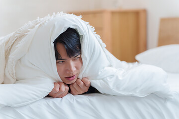 布団に篭もる男性