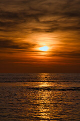 Obraz premium Sunset over the sea, golden light reflections and silent expanse