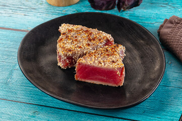 Tuna tataki with sesame seeds