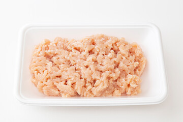 トレーに入った鶏ひき肉　白バック