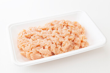 パックに入った鶏ひき肉　白バック