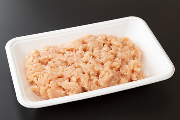 トレーに入った鶏ひき肉　黒背景