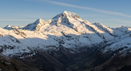 Fototapeta premium 荘厳な雪山連峰が夕日に輝く雄大な景色