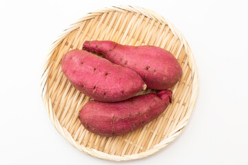 笊に乗ったさつまいも　白バック