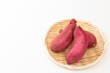 笊に乗ったさつまいも　白バック