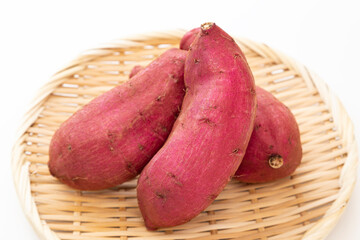 笊に乗ったさつまいも　白バック