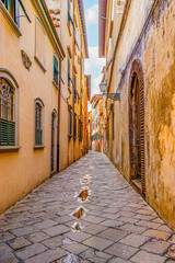 Via Del Battistero, a narrow street in Lucca, exemplifies the charm of Italy&rsquo;s old town.