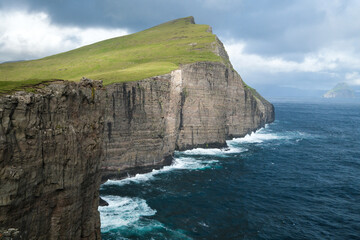 Wysokie i strome klify Wysp Owczych Dania