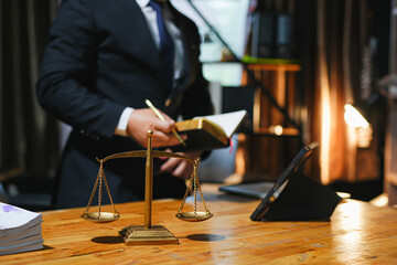 judge on wooden table And experienced lawyers meet with clients and give advice behind the scenes. legal services legal consulting concept