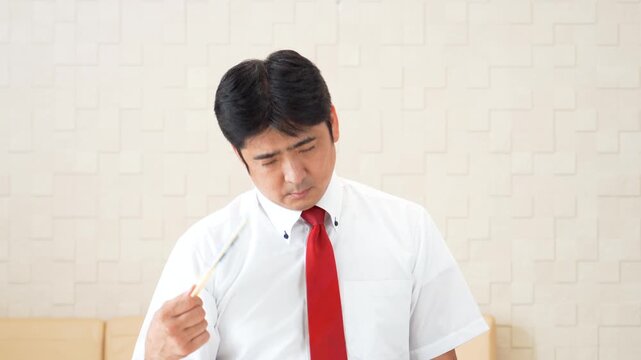 居眠りする男性