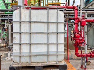 Naklejka premium Industrial storage solution with red piping systems reveals intricate infrastructure details for fluid control and distribution showcases organized efficiency within manufacturing facilities,